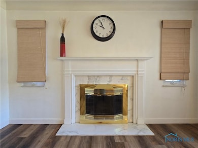 Living room, with fireplace