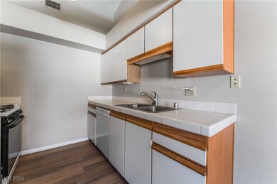 1620 N Torrey Pines Dr unit 101, Las Vegas, NV 89108 - photo 6