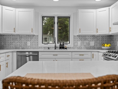 168 Maple St, West Roxbury, MA 02132 - photo 4