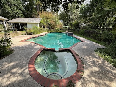 Spa adjoins Pool
