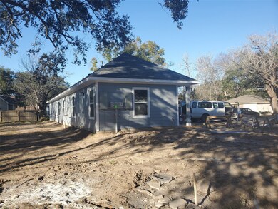 904 W Sealy St unit A-B, Alvin, TX 77511 - photo 2