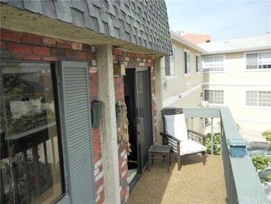 Large balcony with pebble decking