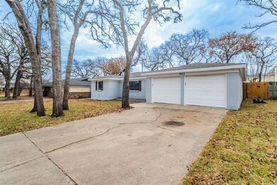 605 Woodcrest Dr, Hurst, TX 76053 - photo 2