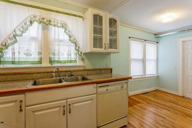 05_206SElmSt_177002_Kitchen_HiRes