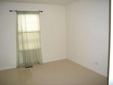 1978 Cobblestone Dr unit 821, Carpentersville, IL 60110 - photo 3