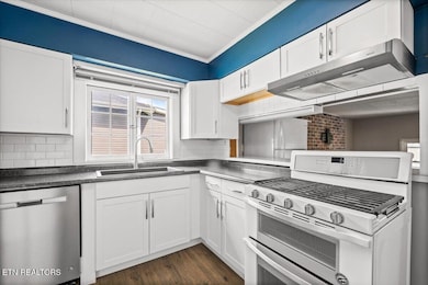 306 E Walden St, La Follette, TN 37766 - photo 3