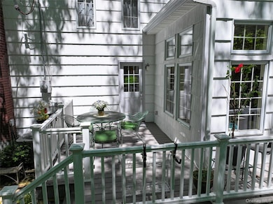 Deck with outdoor dining space