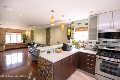 472 Dongan Hills Ave, Staten Island, NY 10305 - photo 5