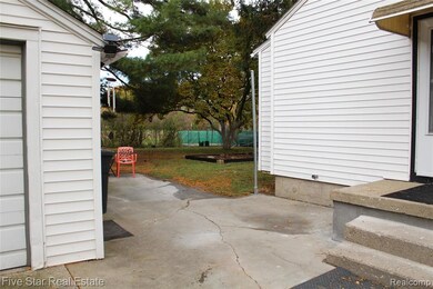 3251 Lynne Ave, Flint, MI 48506 - photo 4