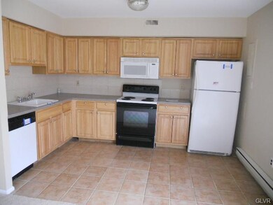 43 Eisenhower Cir, Whitehall, PA 18052 - photo 6