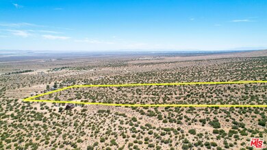 208 DRT E Avenue Y 8 unit STE DRT, Llano, CA 93544 - photo 5