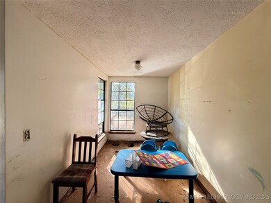 SIDE BONUS AREA OFF THE LIVING ROOM AT THE ENTRYWA
