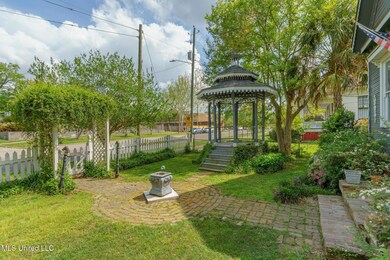 303 Walnut St-3