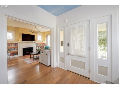 Living Room/Entrance
