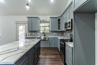 521 W Oakdale St, Cleburne, TX 76031 - photo 7