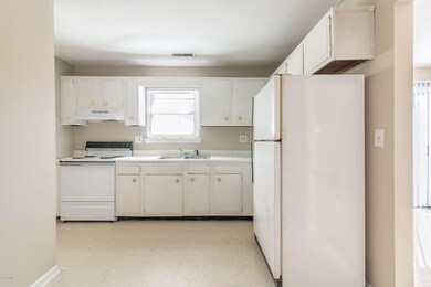 1212 Castle Dr, Jacksonville, NC 28546 - photo 7