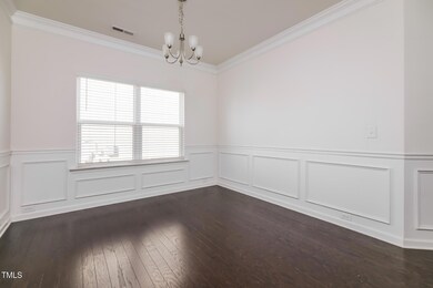 006-photo-dining-room-14257547