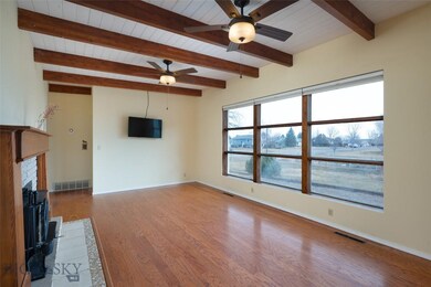 Wall of windows in the livingroom