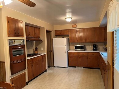 Spacious Kitchen and lots of countertop space