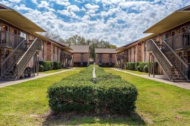 327 W Hufsmith Rd unit 301, Tomball, TX 77375 - photo 3