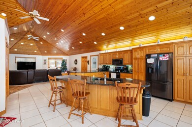 5. 7350 S 25th St - Foyer