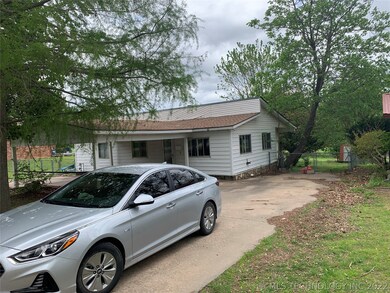 Street view with double gate to backyard