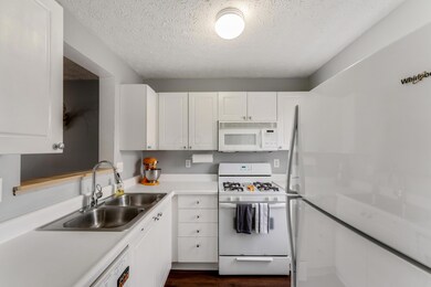 715 Parkbluff Way unit 715, Lewis Center, OH 43035 - photo 3