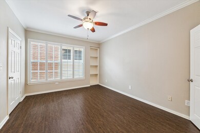 The primary suite offers a large closet, and en su