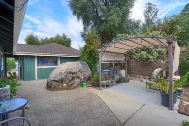 51648 Coyote Ridge Rd, Oakhurst, CA 93644 - photo 5