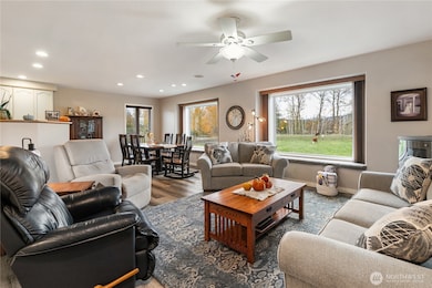 107 S Pass Rd unit 14, Nooksack, WA 98247 - photo 5