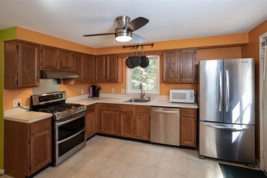 8 Brinton Dr, Nashua, NH 03064 - photo 3