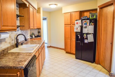 4427 SW Colly Creek Dr, Topeka, KS 66610 - photo 2