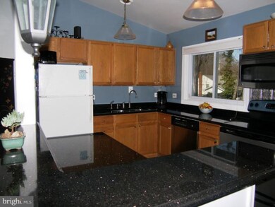 10828 Charles Dr, Fairfax, VA 22030 - photo 4