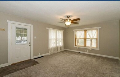 609 E 7 1/2 St N, Newton, IA 50208 - photo 2