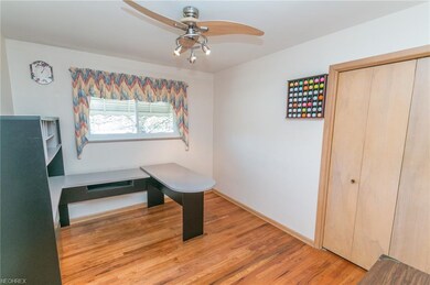 Bedroom being used as office. Desk can stay.