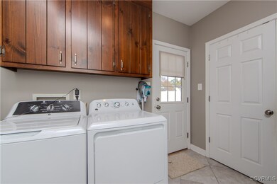 Large Laundry/Utility Room with Tile Floor and Cus