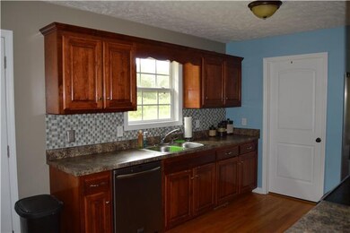 Attractive tiled backsplash.