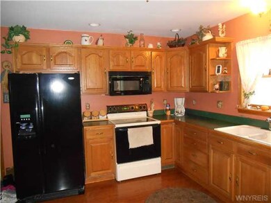 Kitchen Oak kitchen cabinets and pergo floors