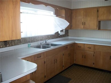 NICE EIK WITH LOTS OF CABINETS