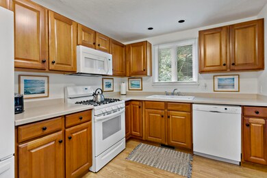 9 Friendship Ct, Mashpee, MA 02649 - photo 6