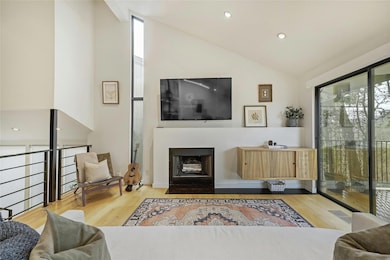 Living room with a fireplace with flush hearth, w