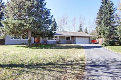 lONG DRIVEWAY-GOOD PARKING!