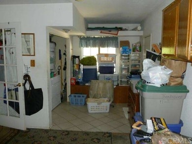 Huge Laundry and Bonus room between Kitchen and ga