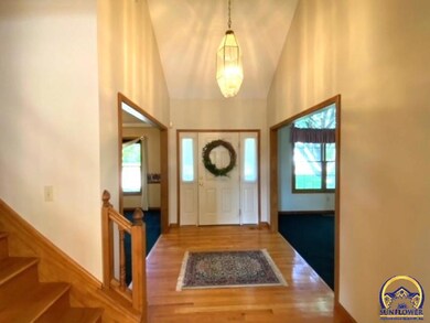 2208 SW Pondview Dr, Topeka, KS 66614 - photo 2