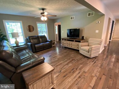 219 Jp Fletcher Ln, Cross Junction, VA 22625 - photo 4