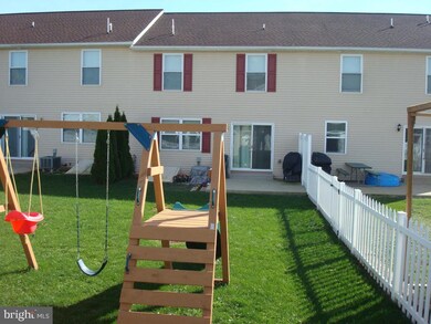 603 Sunflower St, New Holland, PA 17557 - photo 2