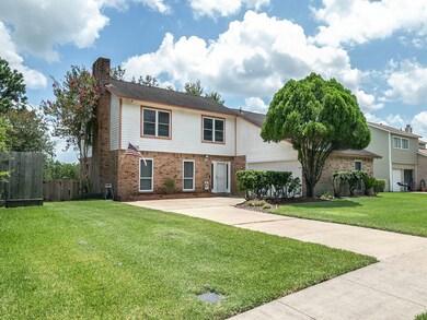 305 E Castle Harbour Dr, Friendswood, TX 77546 - photo 2