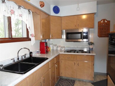 Fully equipped kitchen w/nice wood cabinets