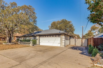 116 Montreal Dr, Hurst, TX 76054 - photo 2