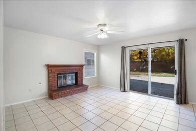 Family Room (11)